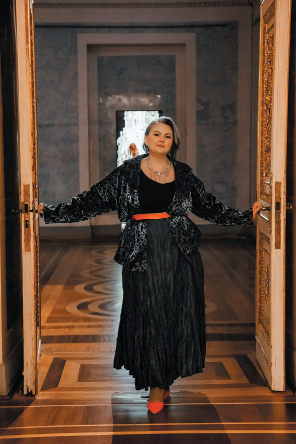 Александра Курникова, профессиональный ведический астролог, эксперт в СМИ, ТВ и Радио, модератор сообщества «Код публичности» в Санкт-Петербурге, Стилист по одежде: Наталья Мельник
Фотограф: Лилия Ибрагимова
Организатор: Продакшн агентство Лилии Ибрагимовой
Украшения: Кристина Тюлина