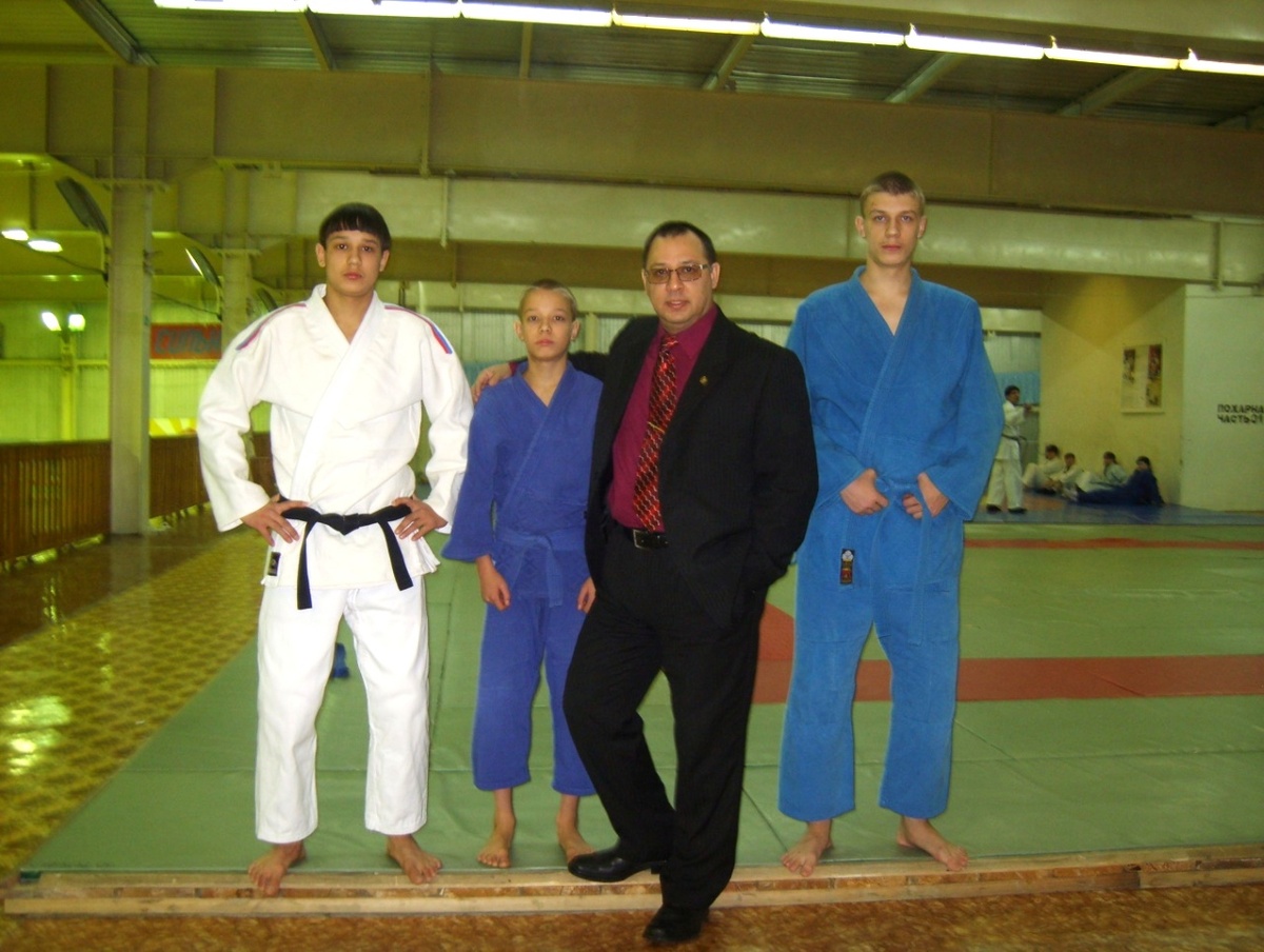 Тренировка по дзюдо в Спортивно-оздоровительном комплексе пгт. Айхал (Мирнинский р-н, Якутия). Слева направо: Георгий Константинов, Герман Константинов, Константин Константинов и Иннокентий Константинов