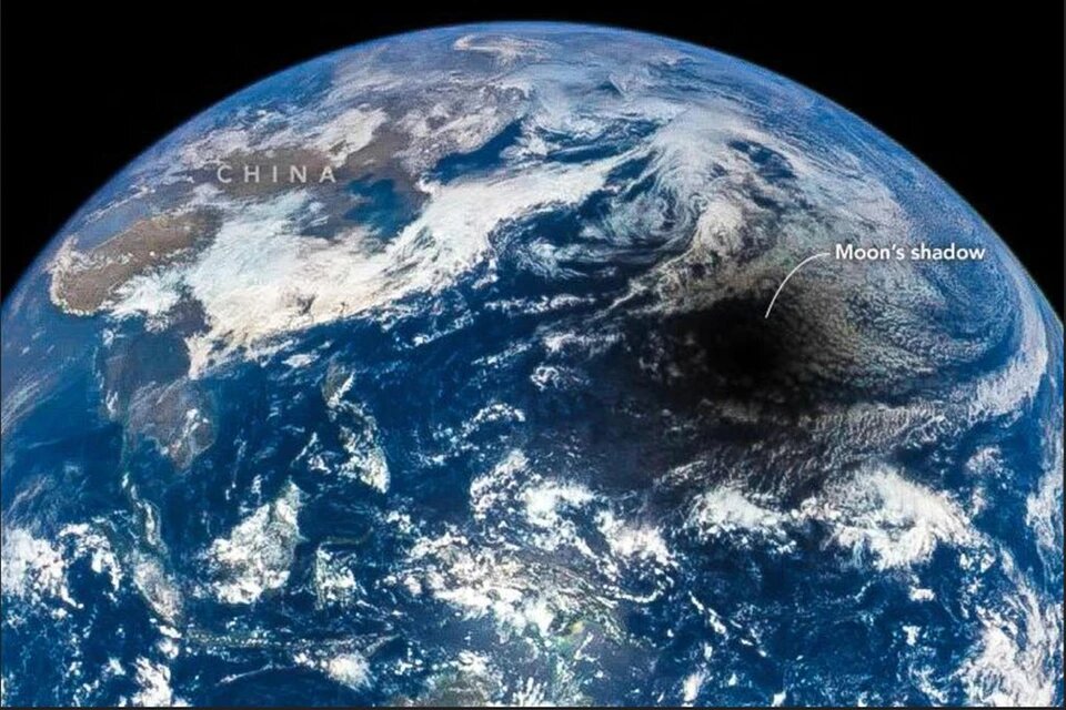 Так выглядит из космоса тень Луны во время солнечного затмения – черная и страшная. Снимок НАСА сделан во время затмения 2016 года.