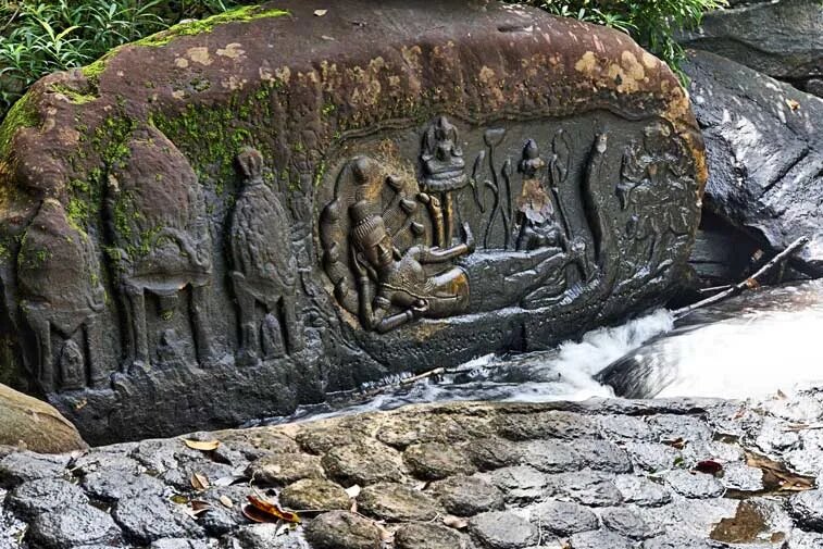 Барельефы, обнаруженные вдоль устья  реки Кбаль Спеан. фото из свободных источников