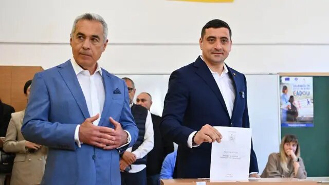 Победителя предыдущих выборов Кэлина Джорджеску (слева) в этот раз в бюллетене не было, но фаворит первого тура Джордже Симион (справа), вместе с которым Джорджеску голосовал на выборах, обещает вернуть его к власти в случае победы. Getty Images