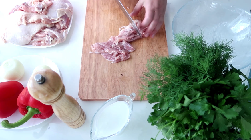 Нарезаем мясо средними кусоками