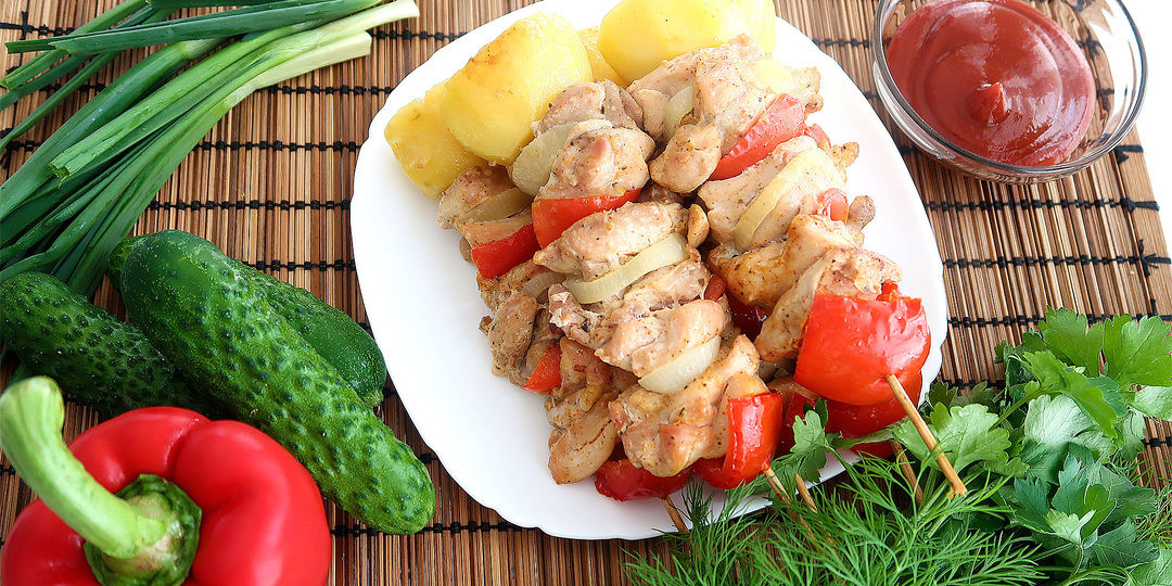 Сочные шашлыки из куриного бедра в духовке в кефирном маринаде