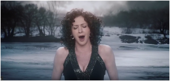 София Майер поет арию Далилы. Скриншот из фильма "Дама пик". 