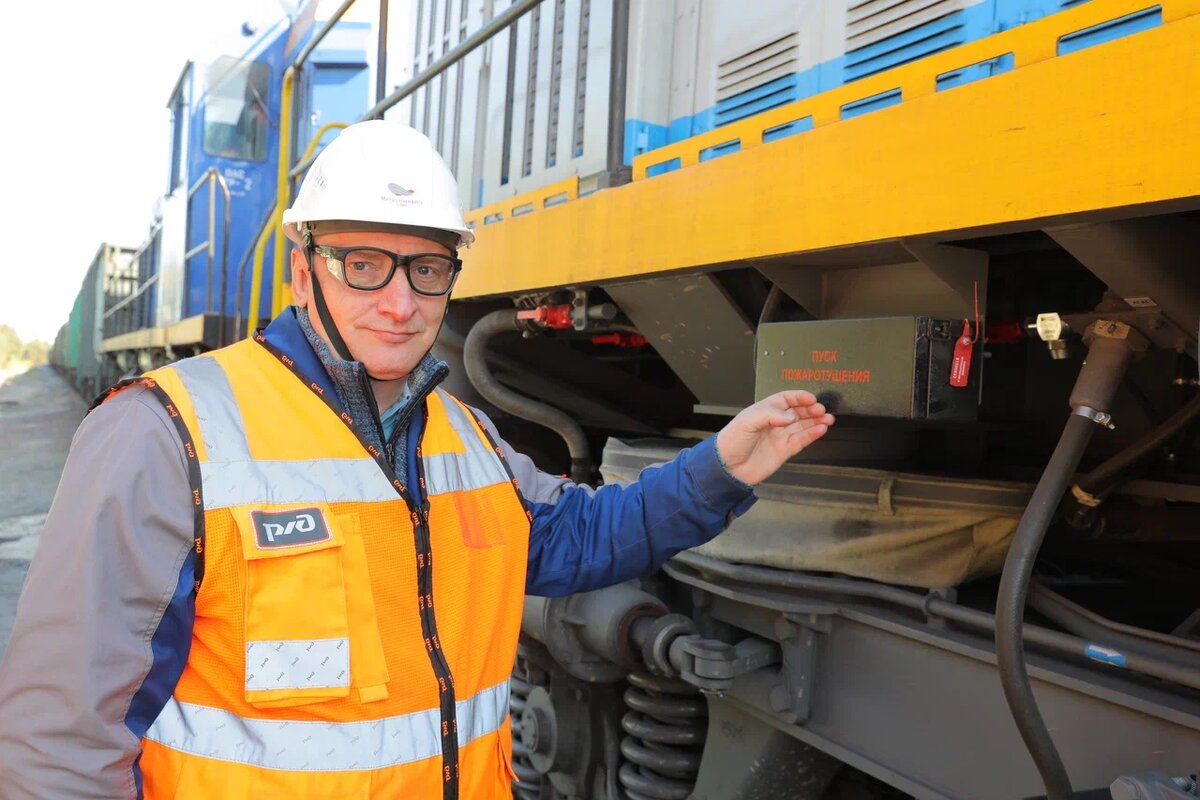 Сергей Савченко показывает, где находится внешний запуск системы пожаротушения. Фото Валерия Воронова / «Медиацентр»