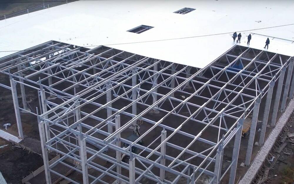 В 2021—2022 ООО «Твой Ангар» выполнял комплекс проектных и строительно-монтажных работ на объекте в г. Санкт-Петербург. Горячий цех для производства и хранения стекла с АБК общей площадью 5 500 м2.