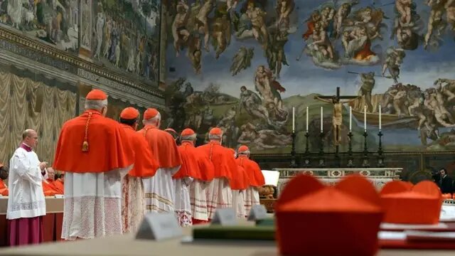 Кардиналы голосуют за нового папу в Сикстинской капелле. Alamy.