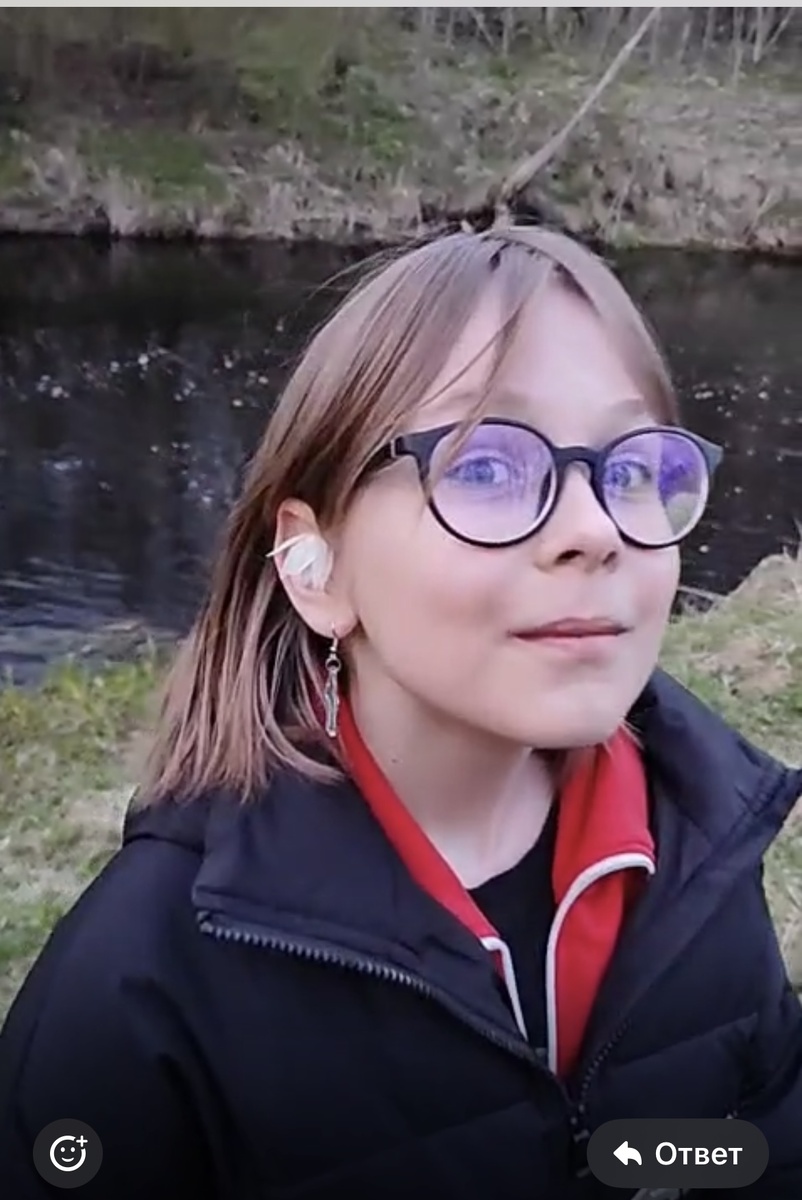 Скрин с видео. Какой милый цветочек за ушком 🥰