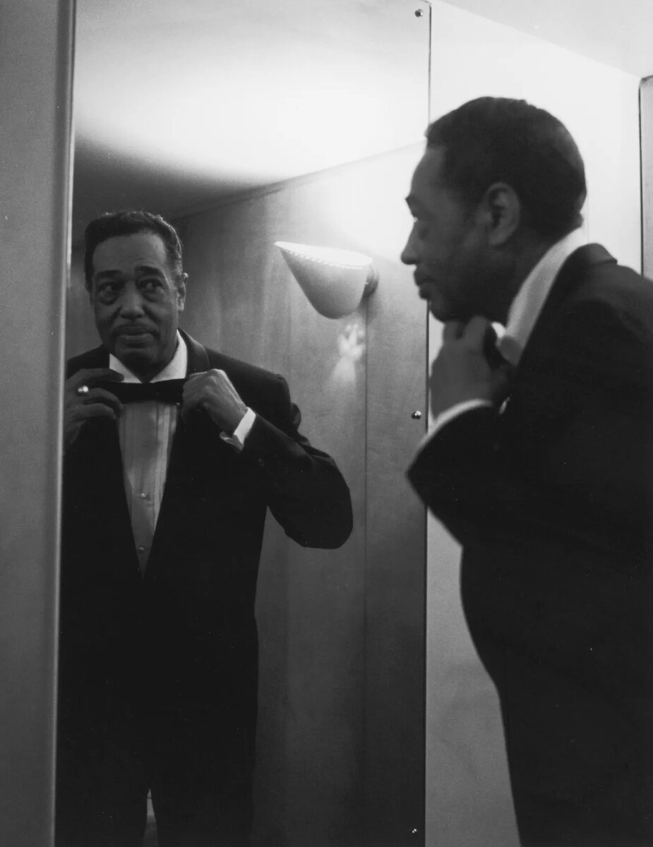 Лидер американского биг-бэнда и легендарный джазовый пианист Дюк Эллингтон сфотографирован в октябре 1958 года.