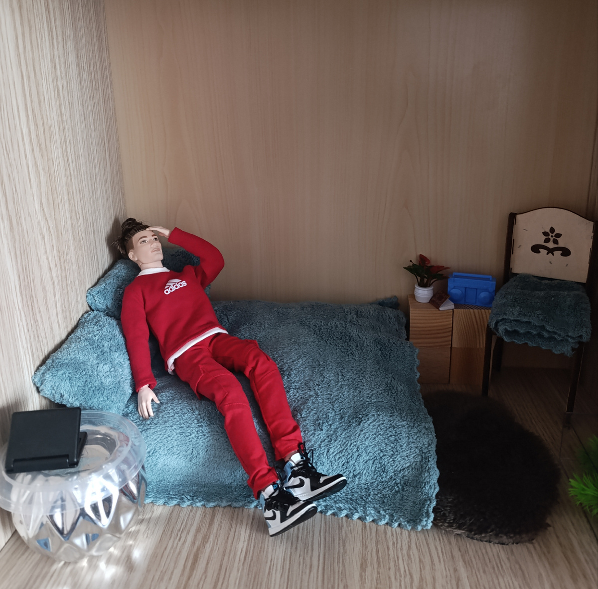 -Это кто ещё там у меня поет?- подумал он и решил пойти посмотреть 