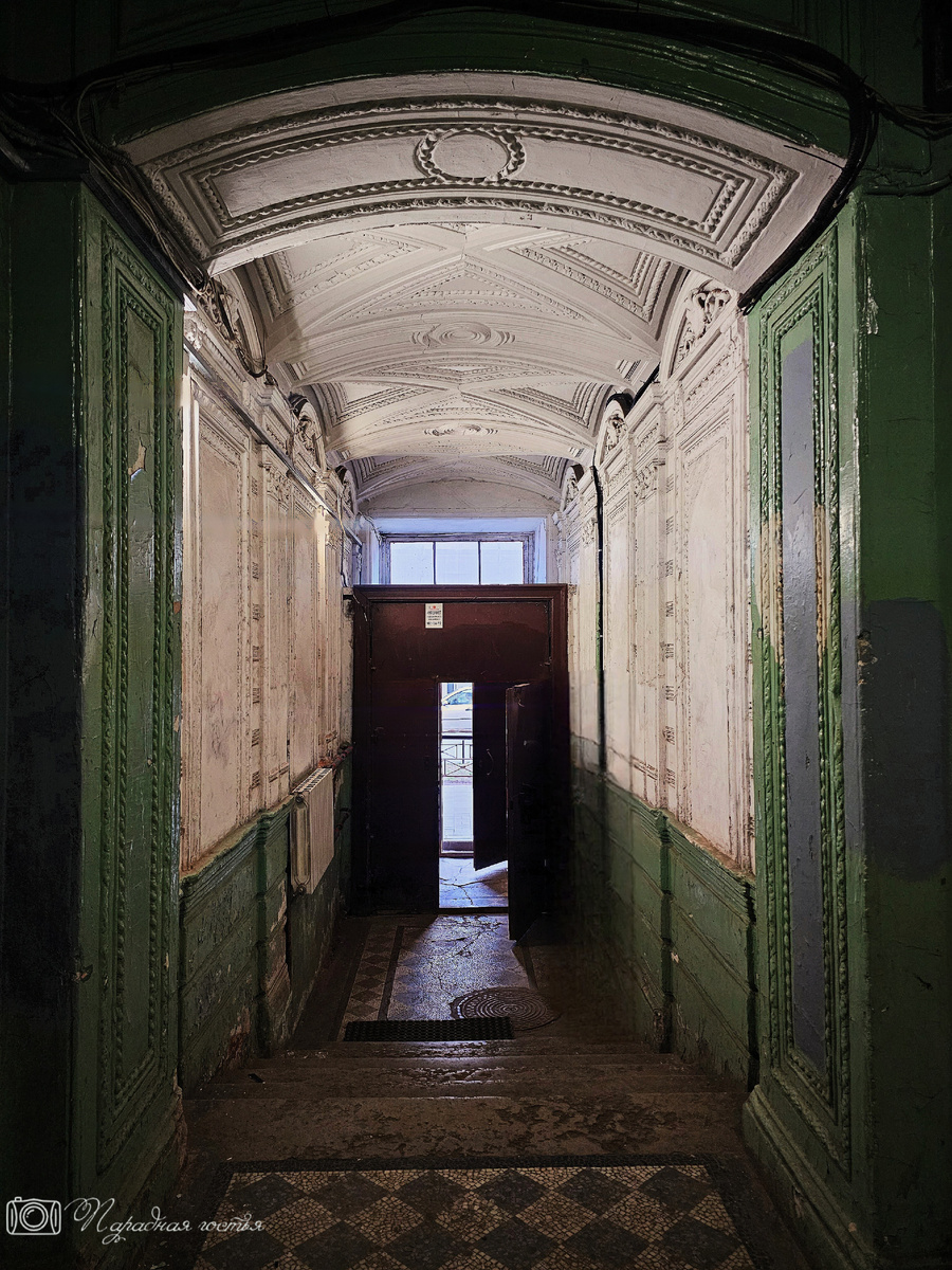 Внутри парадной увидела лепнину - не зайти уже не могла. Фото: Парадная гостья