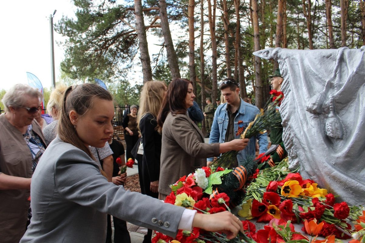    В Володарском округе открыли восстановленное братское захоронение воинов Великой Отечественной войны