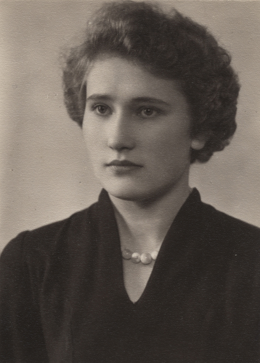 Новикова Людмила Петровна. 1938-2020. Фотография из архива семьи Новиковых. 1958