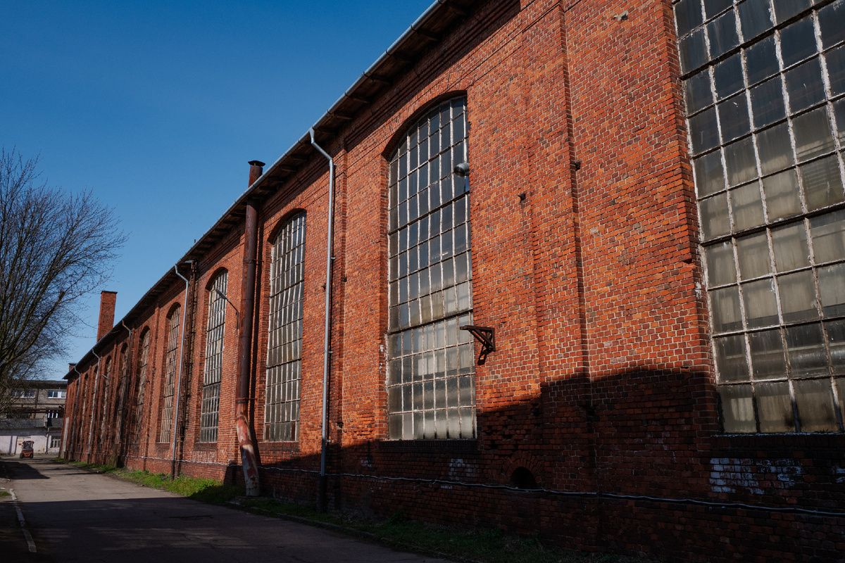 Здание цеха построено ещё до начала Второй мировой на территории верфи «Шихау»