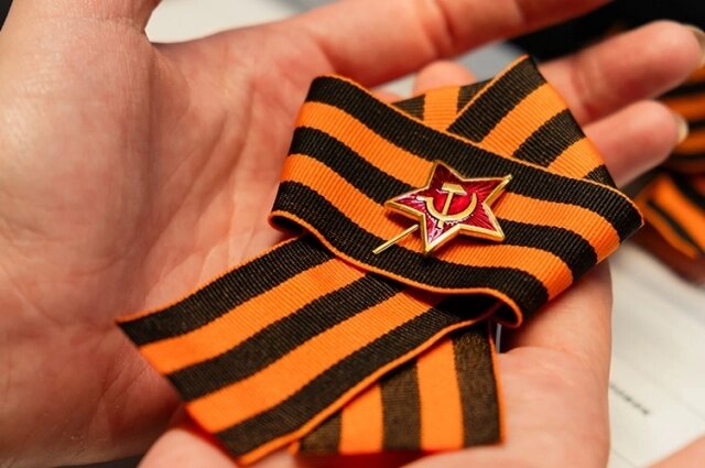    Георгиевская лента - символ праздника. Фото:  АиФ/ Наталья Лужнова