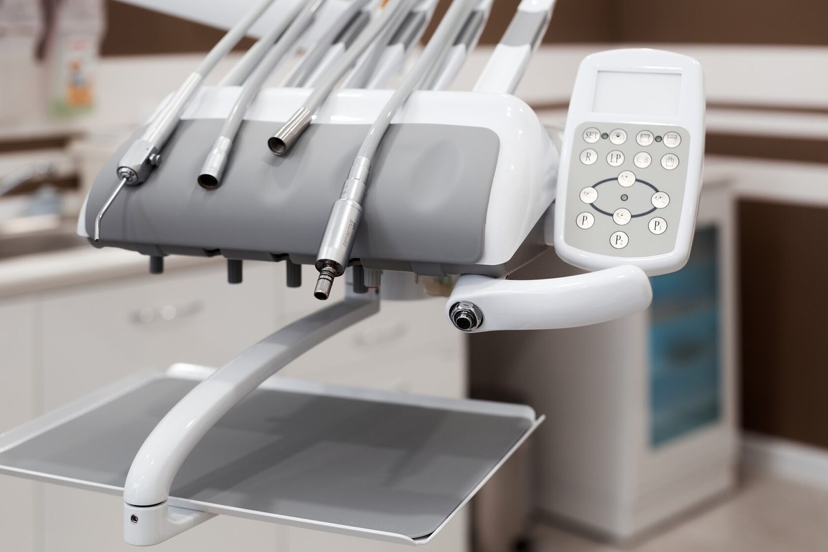 Имплантация зубов в Дентру