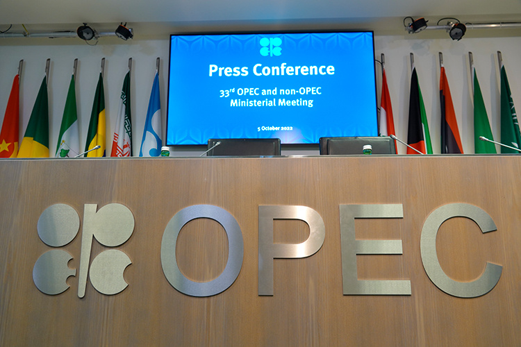    Если в апреле ОПЕК+ согласилась на более значительное, чем ожидалось, увеличение добычи в мае, несмотря на низкие цены на нефть и снижение спроса, то в целом к ноябрю ОПЕК+ планирует вернуть на рынок до 2,2 млн баррелей в сутки.   
Фото: © Wang Zhou / XinHua / www.globallookpress.com