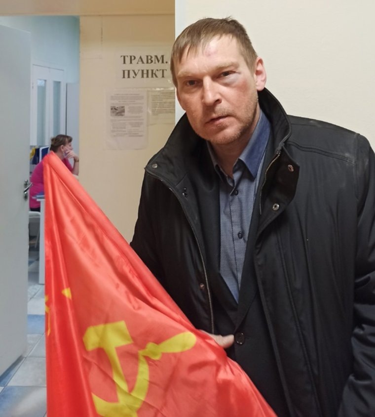 Бизнесмен Розгон с флагом, который, по его словам, стал причиной разборок. Фото: Страница Александра Розгона «Вконтакте»