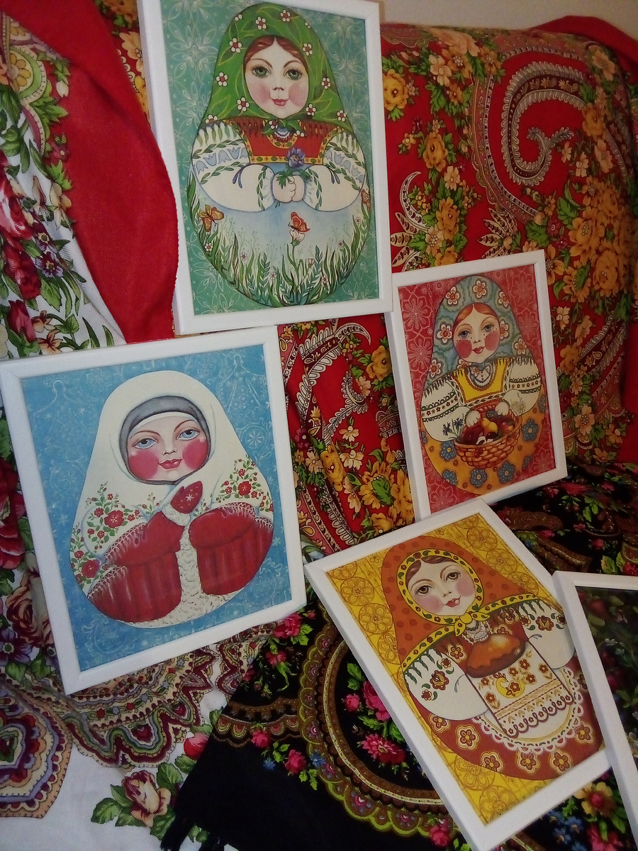 Фото автора. Матрешки, которые я все эти годы хранила, наконец, обрели рамки. К ним комплектом идет заяц в землянике (обложка от пазла-1000, который висит у дочек в комнате). Еще недавно сложила пазл-500 - чудесный стародачный натюрморт с лилиями, заказала, жду на вб под него рамку...
