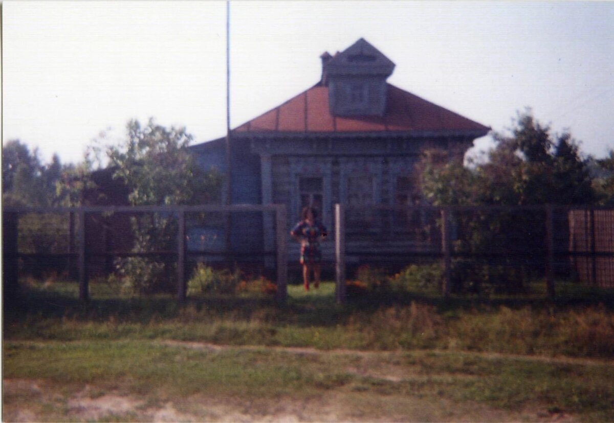 Автор в свои 16 лет на фоне дома. Фото сделано на старую пленочную мыльницу, архив автора.