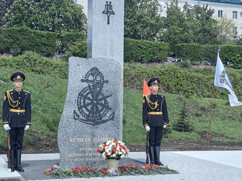 Памятник "Погибшим морякам и речникам всех поколений". Торжественно открыт 3 мая 2025 года в Саратове на набережной Космонавтов 