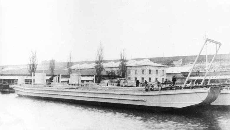 Десантные баржи типа «болиндер» у набережной завода «Руссуд» в Николаеве