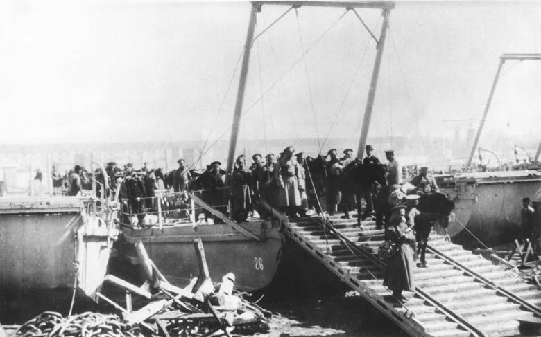 Носовая сходня десантной баржи типа «болиндер», с помощью которой осуществлялась
высадка десанта на берег