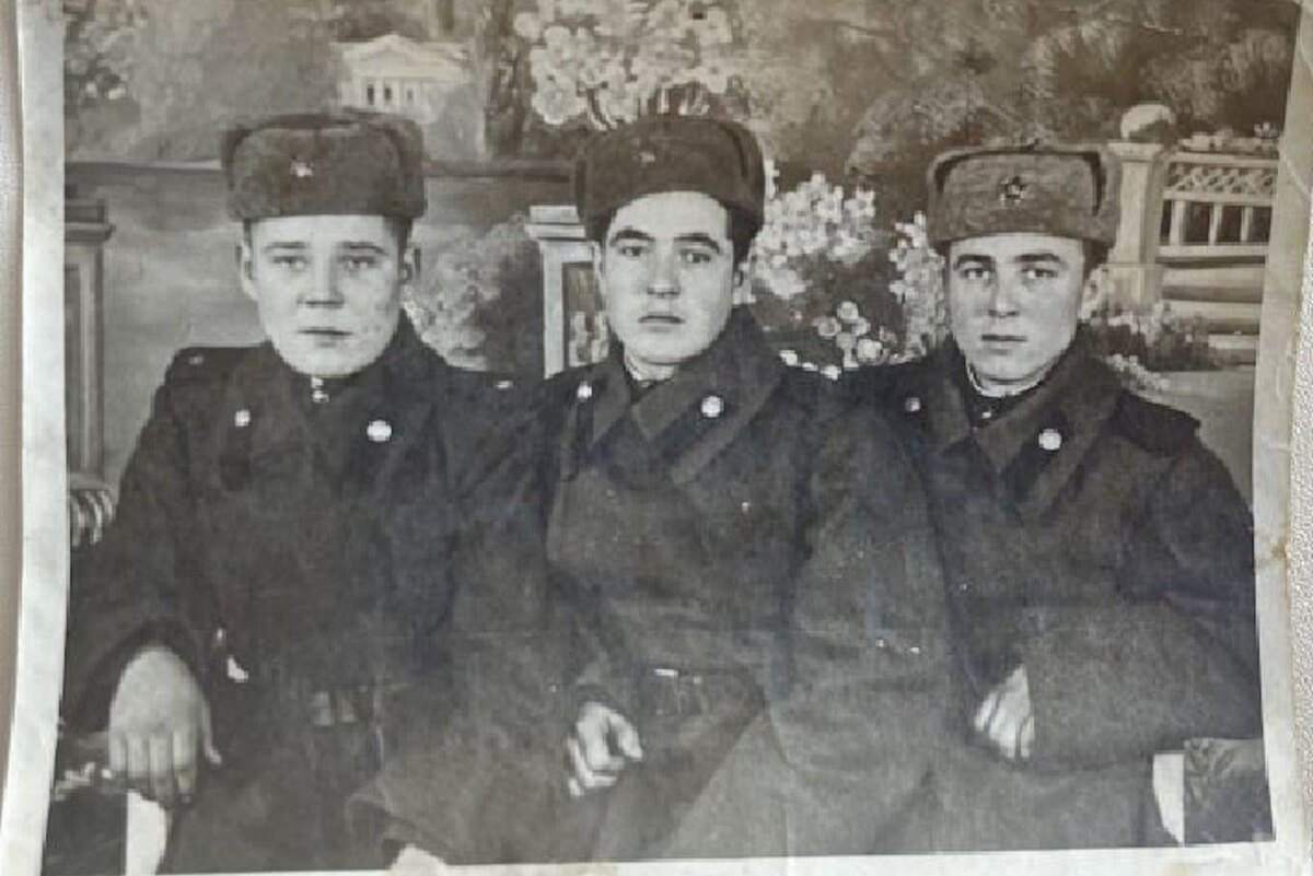Пётр Кузьмин (справа) с однополчанами, 1944 год.  @Из семейного архива Натальи Грачёвой
