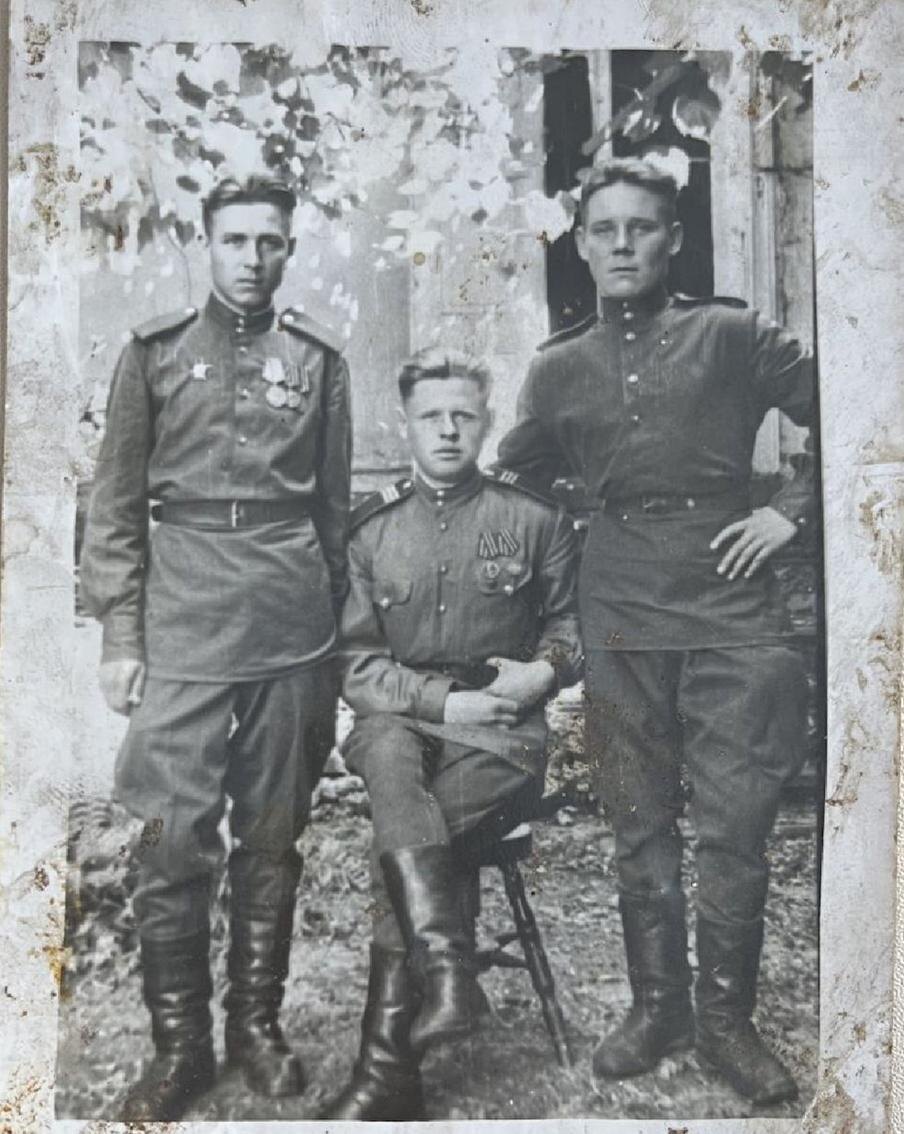 Пётр Яковлевич (слева) с боевыми друзьями, 1945 год. @Из семейного архива Натальи Грачёвой