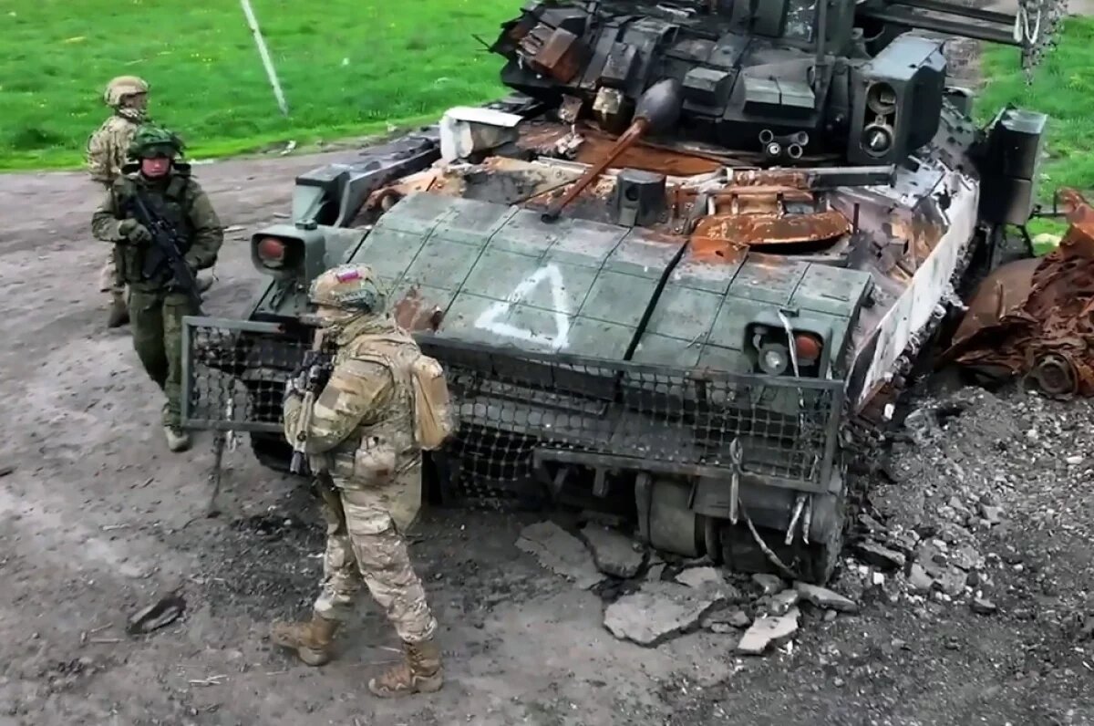    Прикрылись дождем.