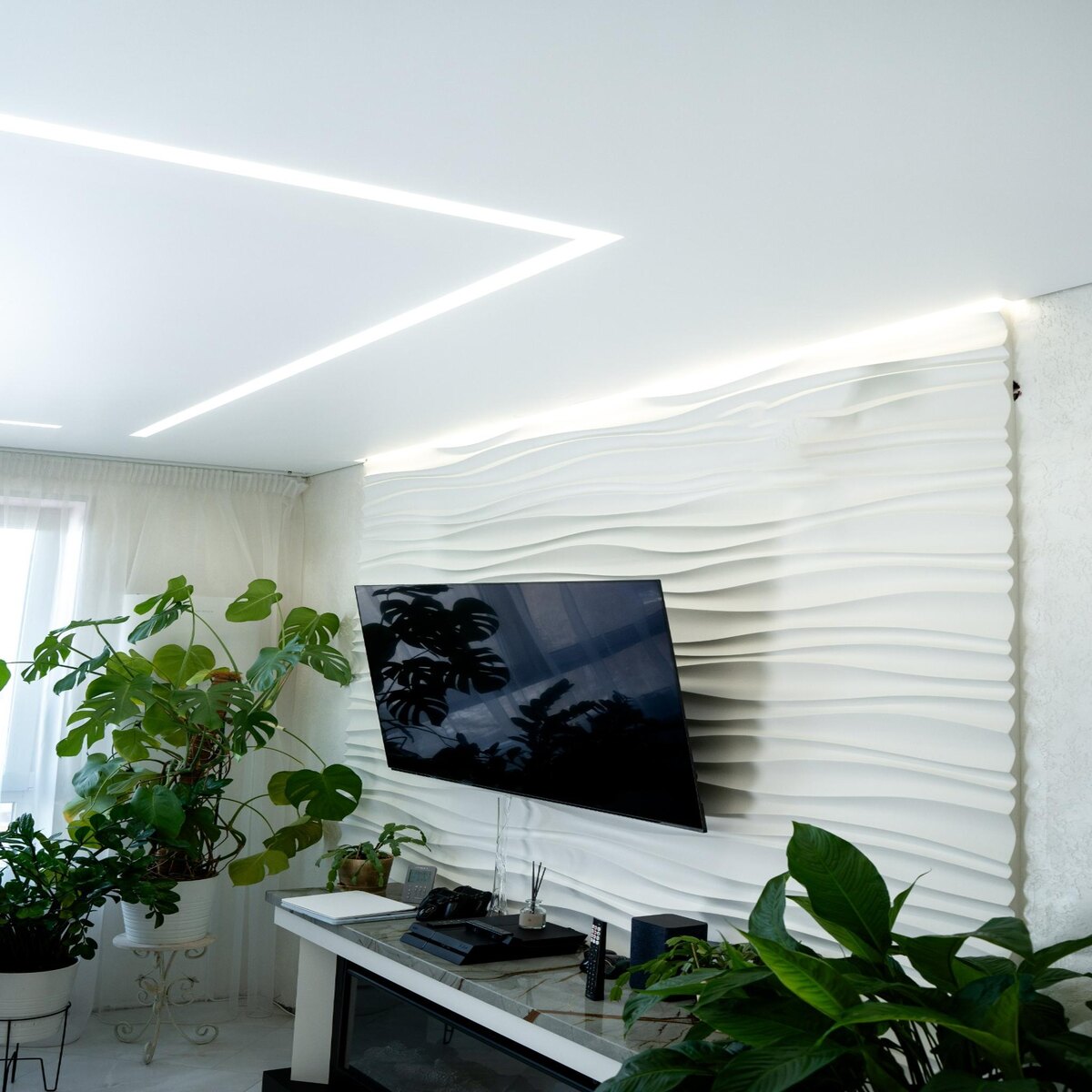 Парящий потолок в сочетании с теневым примыканием