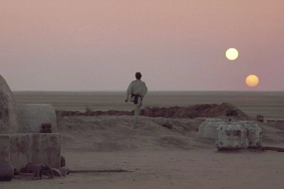 Футаж Татуина из другой статьи про экзопланету Kepler-35, которая тоже находится в двойной звездной системе: https://www.kp.ru/daily/26666.4/3687908/