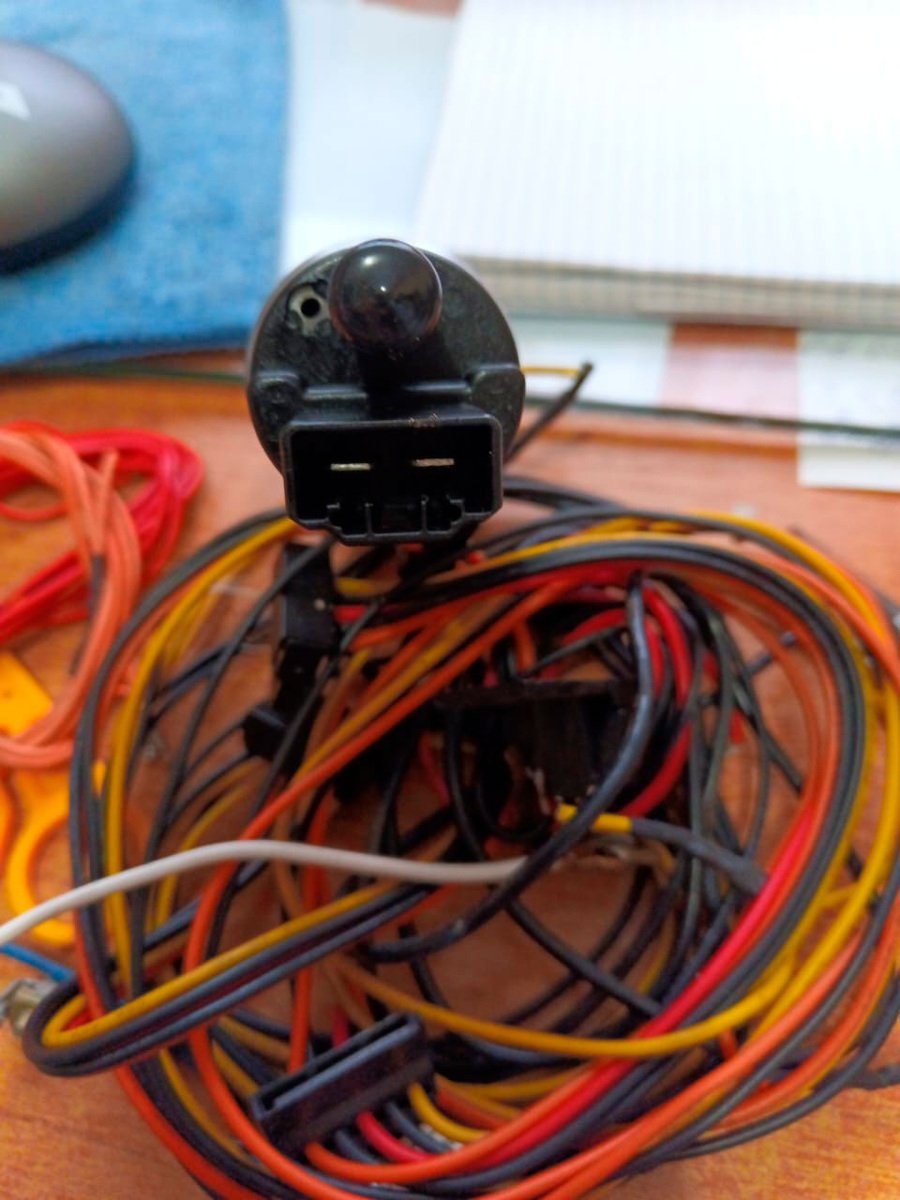 Это четко видные контакты насоса. Они шире, чем оригинал наполовину!