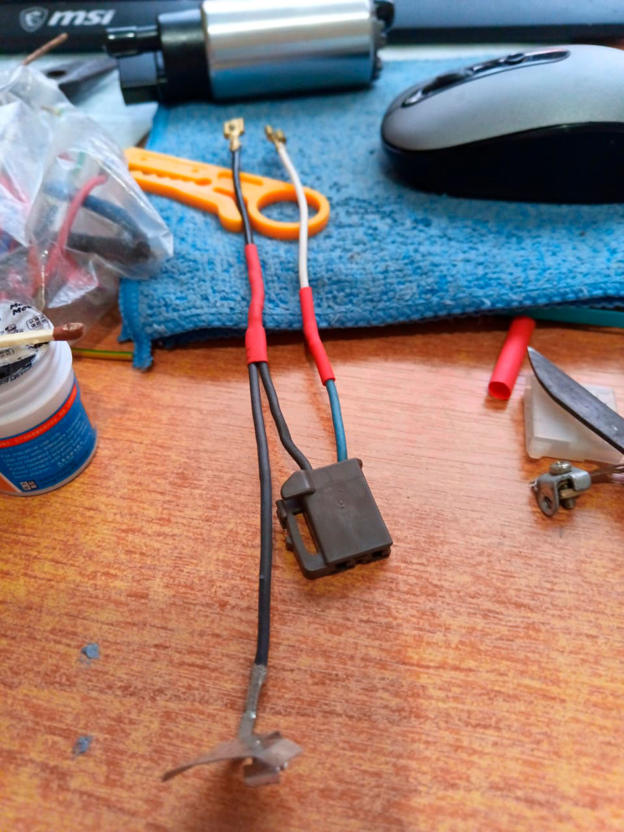 В процессе замены родного разъема )оригинал) на пару лепестков с проводами.