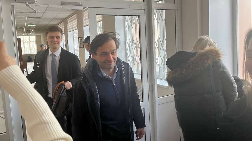 Насими Мамедов (в центре), обвиняемый в убийстве бизнесмена Алексея Зубакина в 2000 году.📷Фото: Мария Шараева