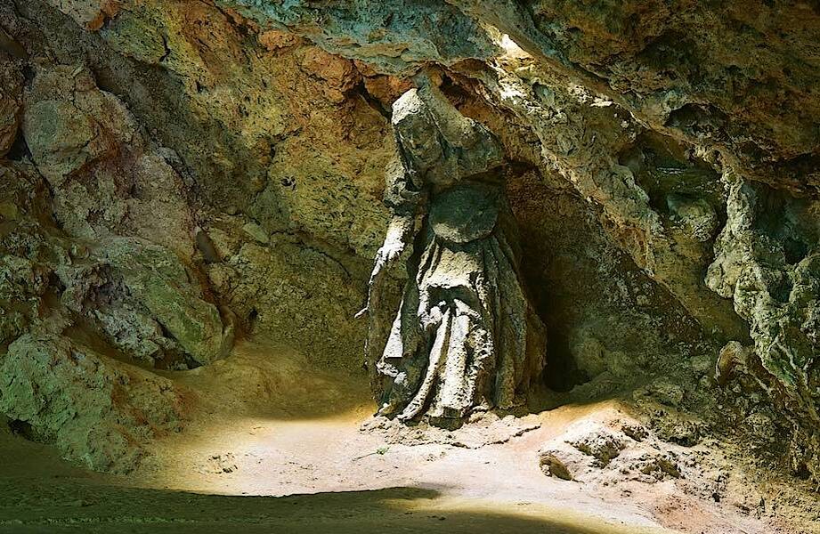 Изменение сайт картинки https://goo.su/7pUU3  Статуя Матушки Шиптон у входа в её пещеру. 