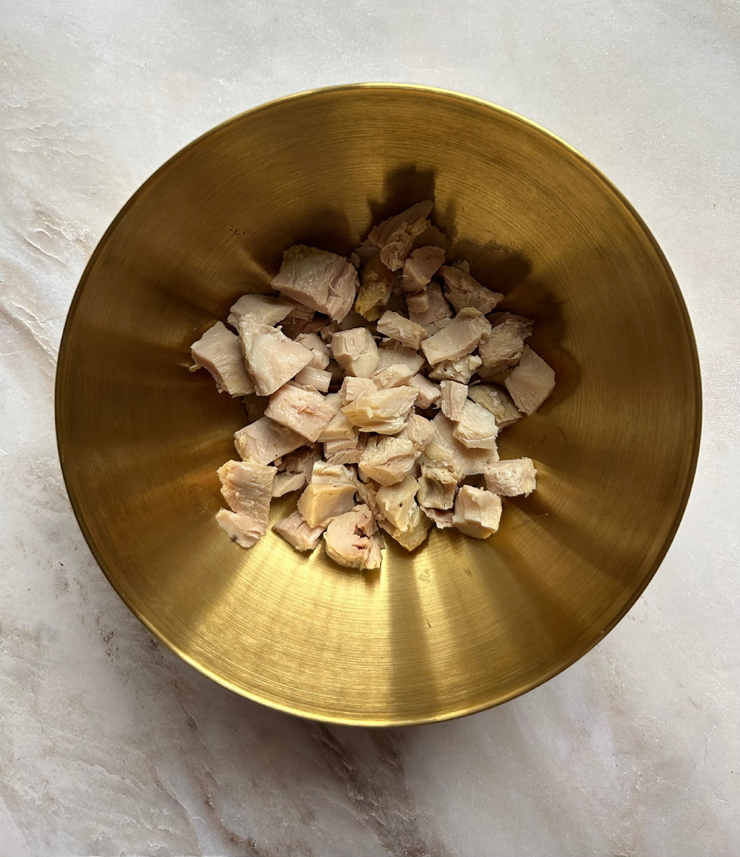 Отварить/пожарить куриное бедро(оно намного мягче грудки получается),порезать кубиком.