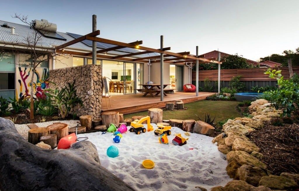 Песочница во дворе 