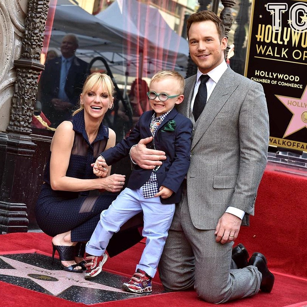 Крис Пратт на вручении почетной звезды на «Голливудской аллее славы» со своей первой женой актрисой Анной Фэрис и сыном Джеком, 2017 г