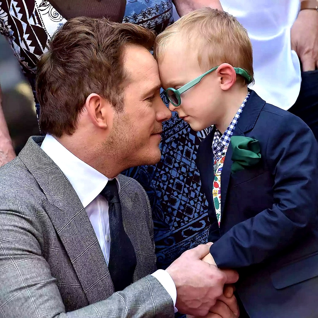 Крис Пратт на вручении почетной звезды на «Голливудской аллее славы» с сыном Джеком, 2017 г