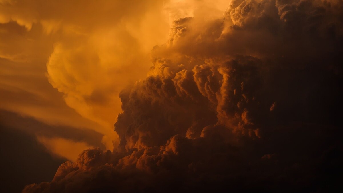 Тусклое Солнце через облака на Венере.