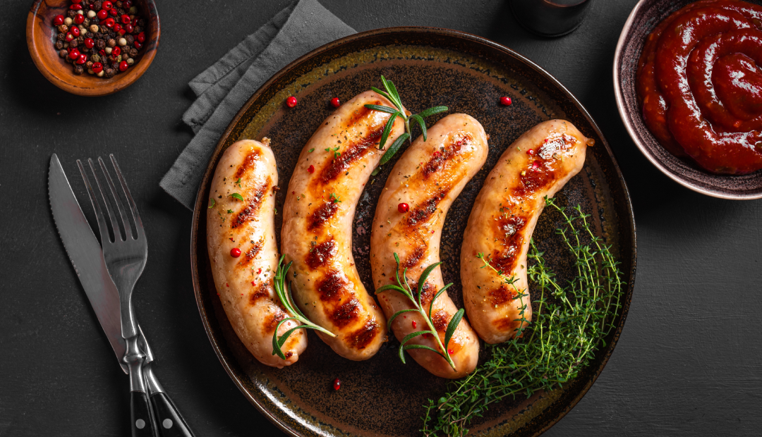 Традиционно баварские колбаски — это микс телятины и свинины. Но, если вы предпочитаете легкие нежирные блюда, отдайте предпочтение индейке или курице в составе.