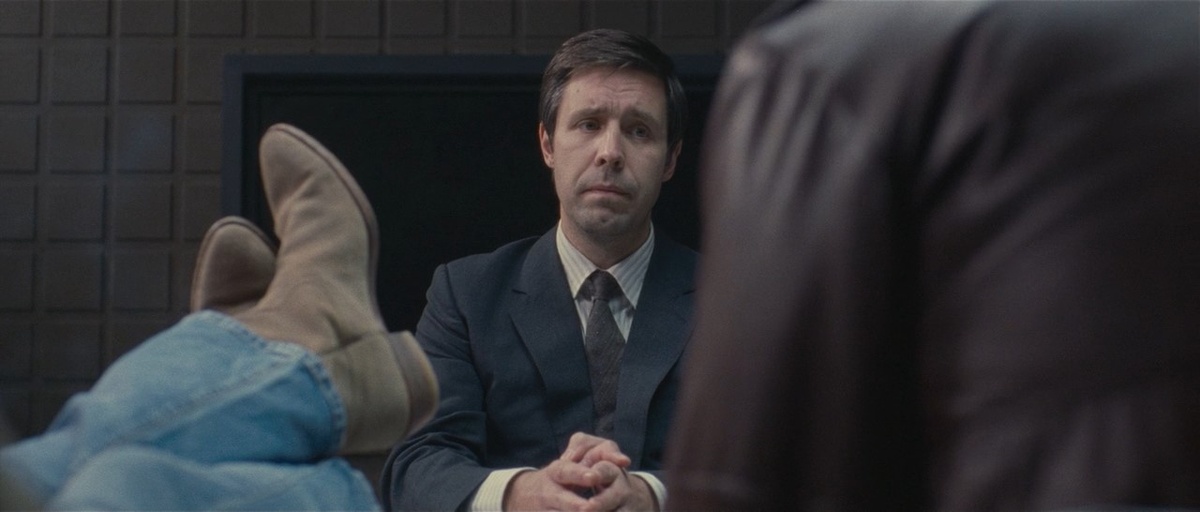 Несмотря на внешнюю мягкость, Хантер проявляет большую стойкость в ходе ведения расследования, поскольку практически все настроены по отношению к нему враждебно. 