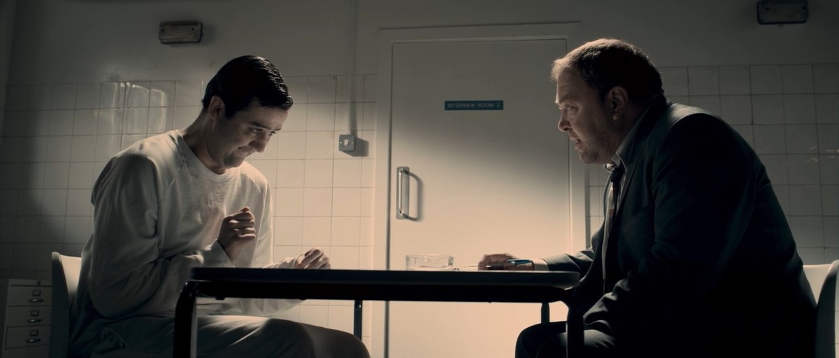 Операторская работа Дэвида Хиггса очень раздражает закосом под работы Джей Джей Абрамса. Блики в каждом кадре, и цветовая палитра более вырвиглазная по сравнению со второй частью. 