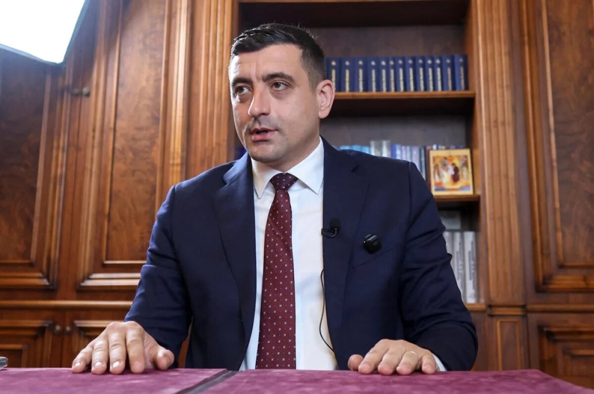    Лидер крайне правой оппозиции и кандидат в президенты Джордж Симион.