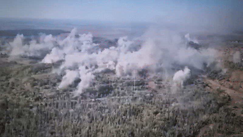    Тогда враг бил по позициям отряда из ствольной артиллерии, танков и реактивных систем залпового огня. Активно использовал кассетные боеприпасы. GIF: видео предоставлено Царьграду