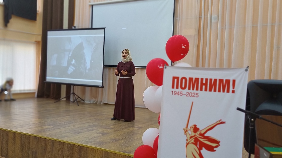 Марина Исаева поёт "Саночки" - песню, посвящённую блокадному Ленинграду