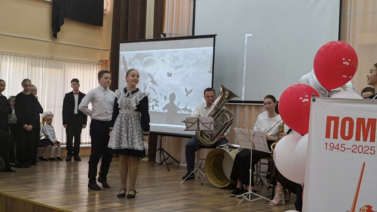 Концерт начался под "Севастопольский вальс". Было чувство определённой настальгии по ушедшему времени.