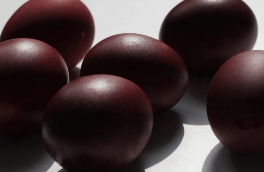 Яйца окрашенные в чае