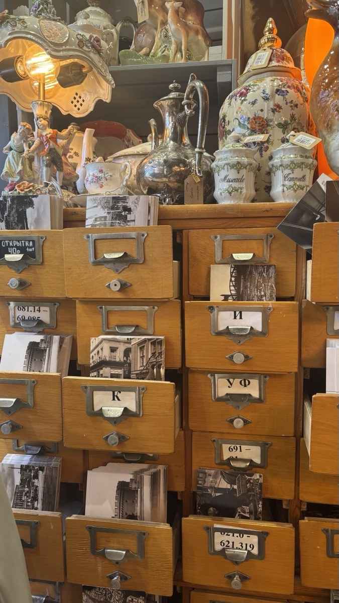 Магазин "Барахольщик" в Зеленоградске. Путешествуя "как местный" можно находить скрытые жемчужины города.